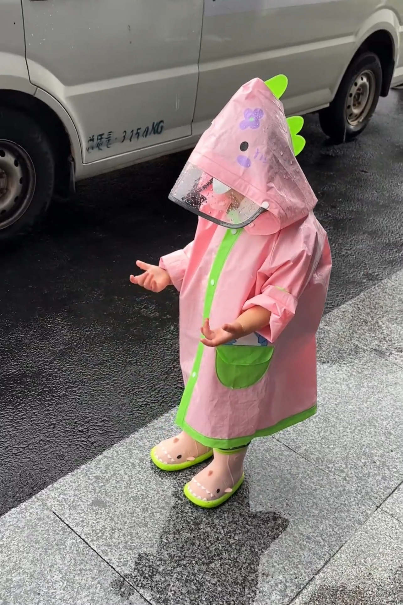 新款宝宝上学可爱卡通男女童防水外穿粉色连帽儿童雨衣雨鞋套装