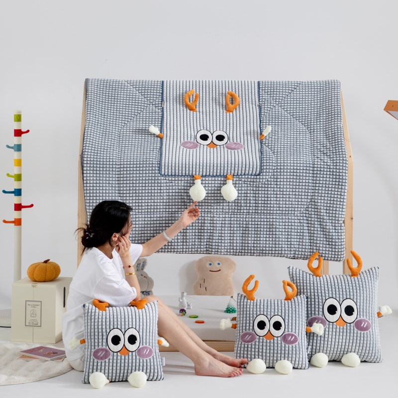 卡通折叠b抱枕被子两用加厚办公室宿舍大眼睛可爱汽车载靠枕二合