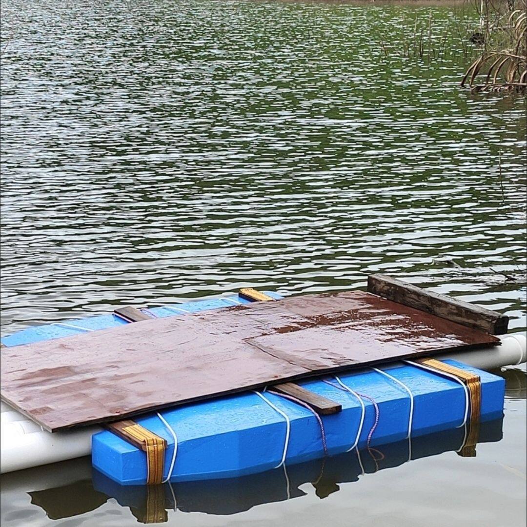 撒网捕鱼打鱼筏浮桶船钓