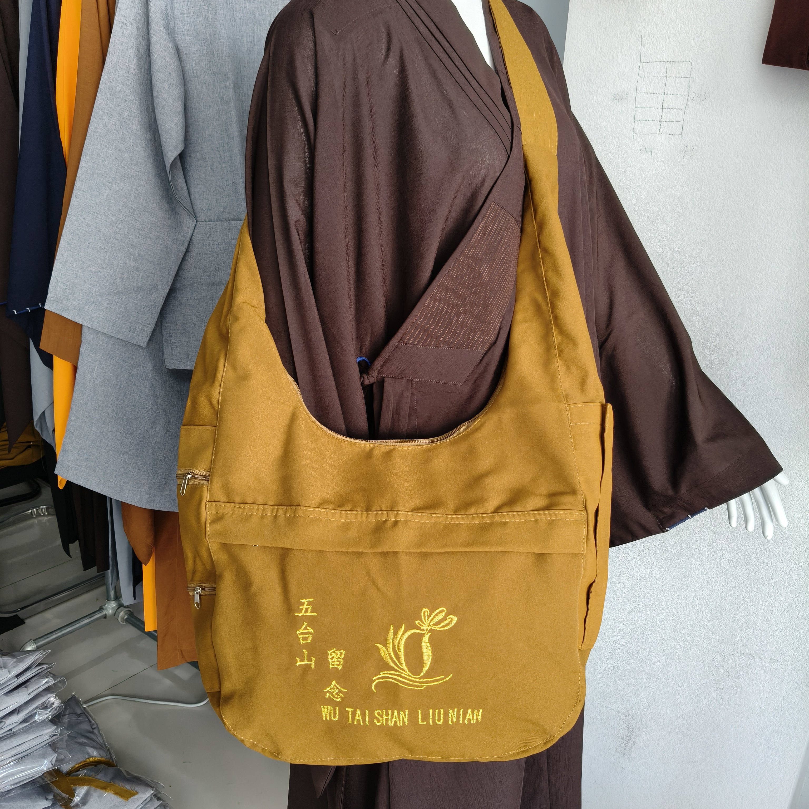 五台山月牙包定制绣花香袋帆布斜挎包山包进香禅修旅游居士佛包