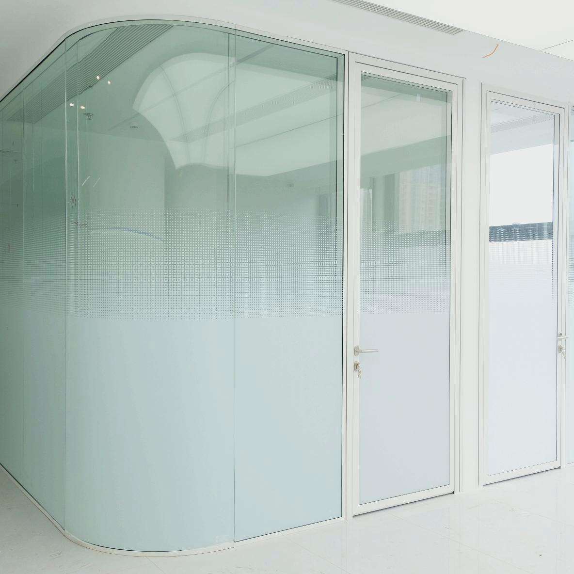 会议室90款双面普白玻璃隔断墙高间隔全景玻璃拼缝设备带配套门