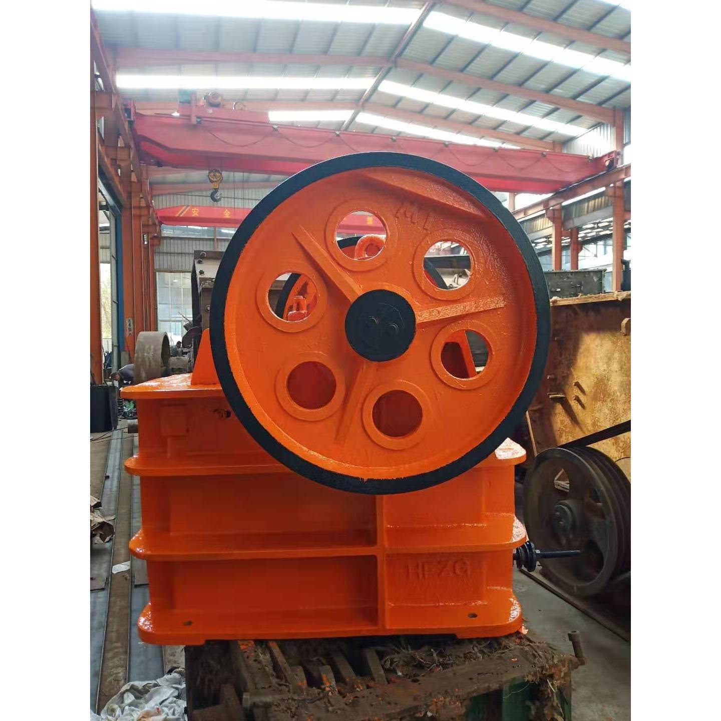 鄂式破碎机600*900矿山碎石机小型移动鄂式破碎机石子粉碎机