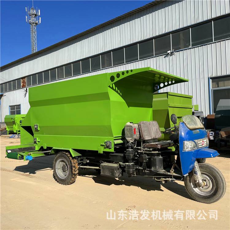 25马力三轮式运草抛料车双出料养殖棚撒料车五方容量省人工喂牛车