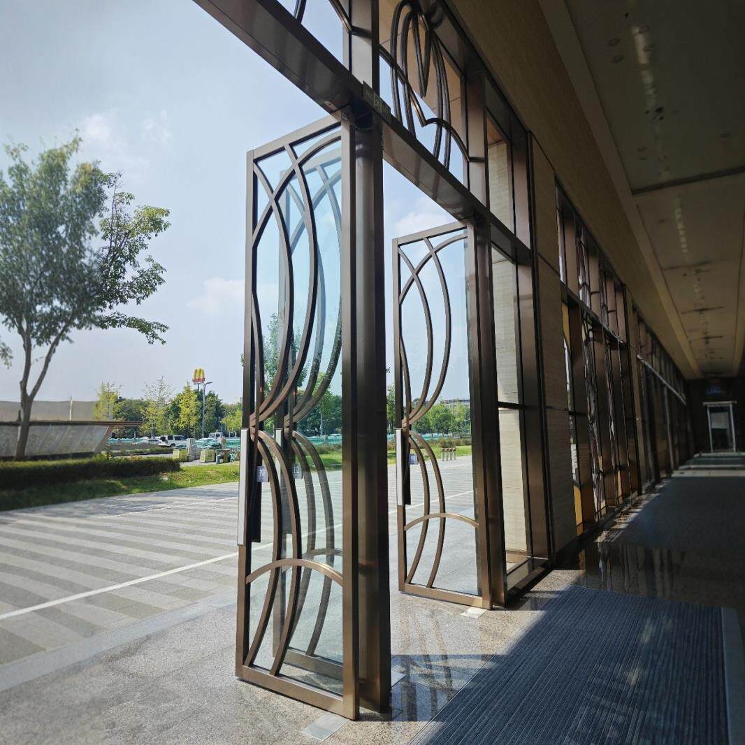 成都厂家制作安装 仿古铜不锈钢地弹门 不锈钢屏风 仿古铜线条