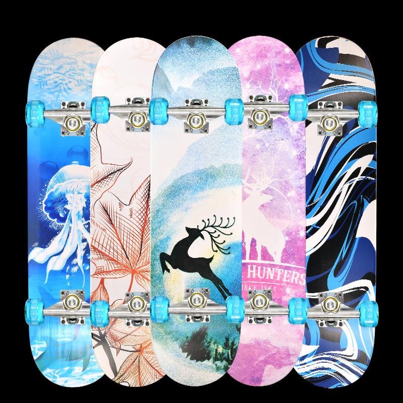 新款青少年四轮双翘滑板儿童少年炫酷发光轮刷街枫木减震通用滑板