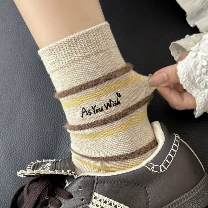 棕色美拉德袜子女韩版貂绒条纹字母棉袜ins潮配德训鞋中筒堆堆袜