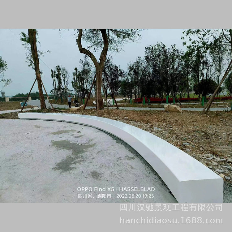 四川玻璃钢椅子工厂 成都公园白色长条形椅子休闲坐凳摆件
