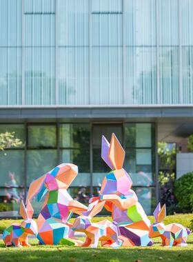 户外园林景观雕塑抽象几何彩绘玻璃纤维兔子销售部商场装饰大型摆