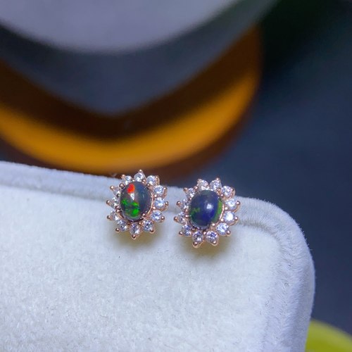 天然炫彩黑欧泊耳钉都是不同的哦