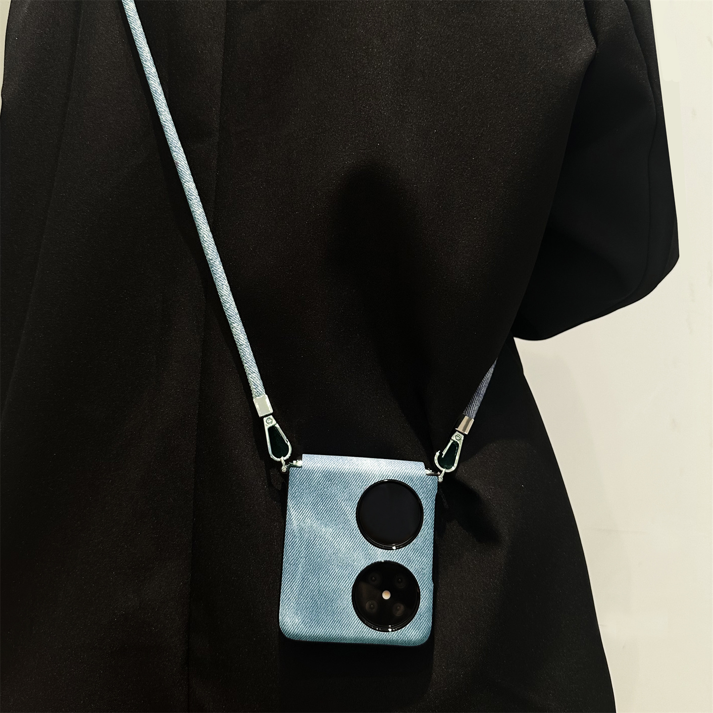 浅蓝牛仔刺绣狗折叠屏手机壳