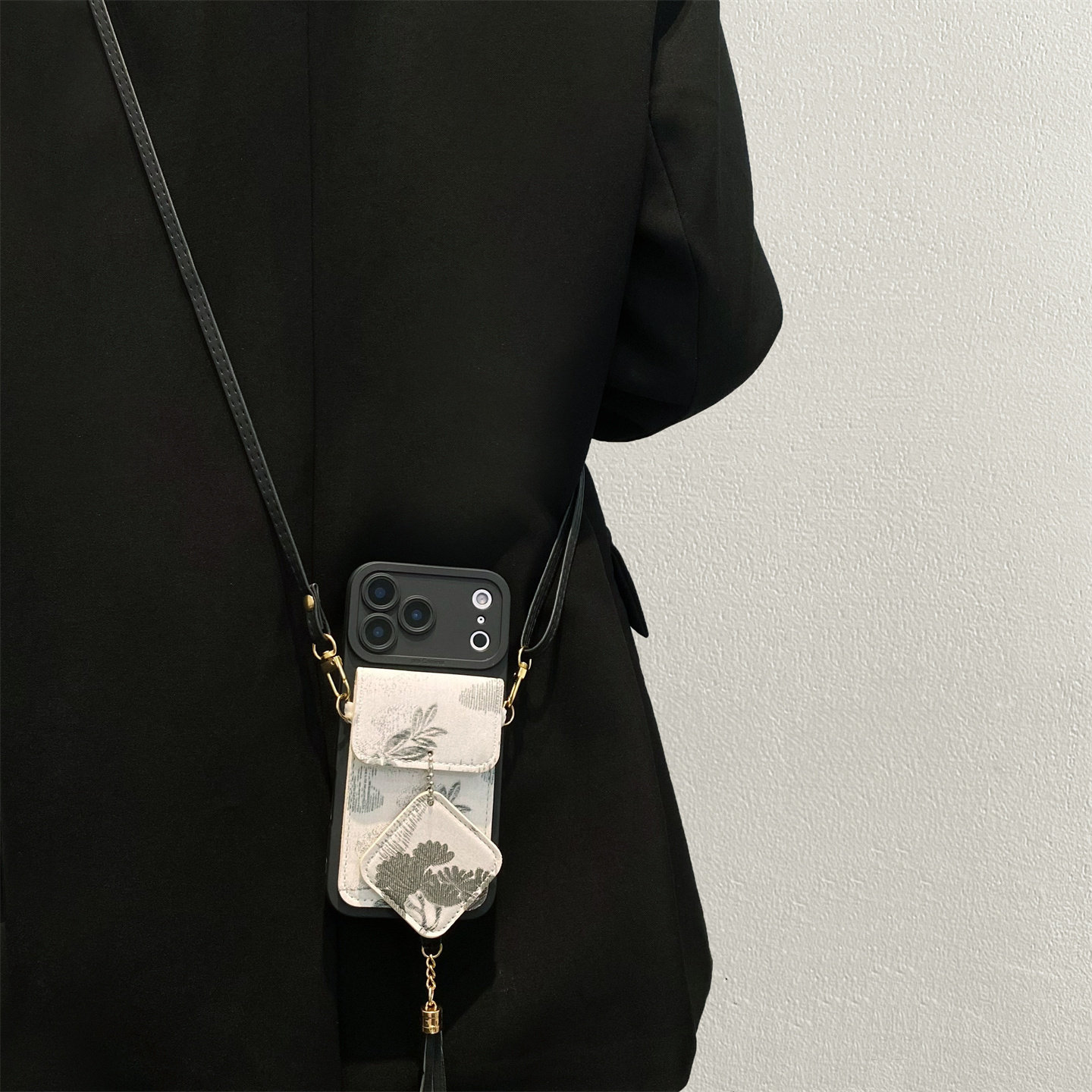 素描花朵吊坠镜子卡包适用苹果17promax手机壳iPhone16pro背带斜挎15plus挂绳13/14全包12p硅胶xs挂脖air防摔