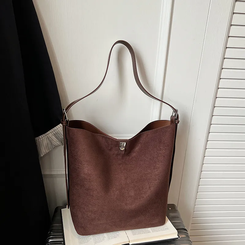 休闲通勤大容量复古大包包女2025新款秋冬季斜挎包单肩手提水桶包,箱包皮具/热销女包/男包,水桶包,淘宝优惠券,粉丝福利购,淘宝优惠卷