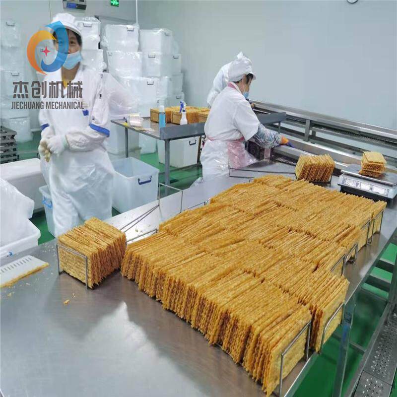 煎饼果子薄脆油炸生产线 面片麻叶油炸设备 小型脆饼油炸机