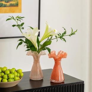 法式琉璃小花瓶，漂亮的蕾丝舞蹈裙，古老的粉红色橙色客厅软家具