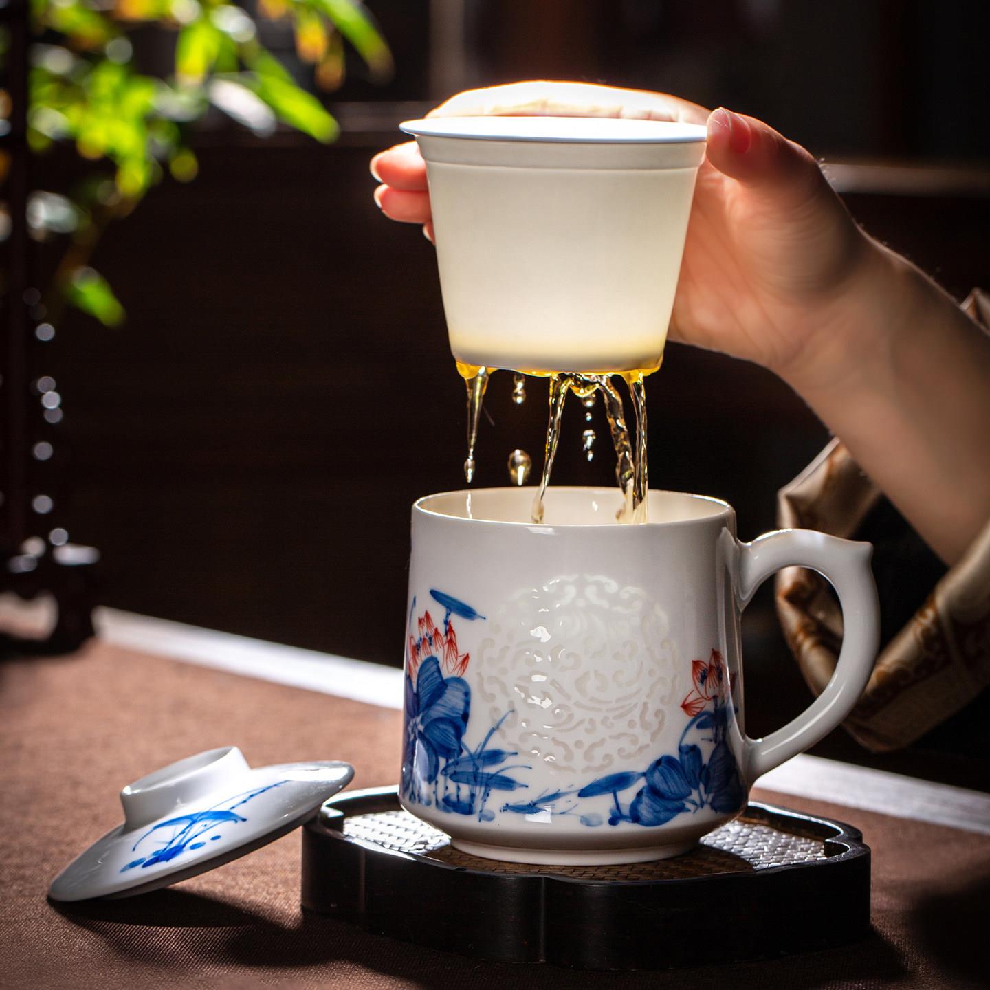 景德镇陶瓷办公杯手绘青花玲珑水杯带过滤泡茶杯带盖子会议杯子礼