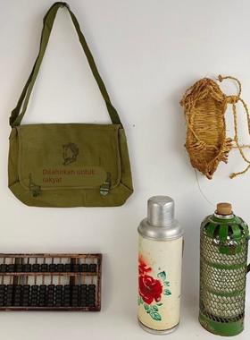 七八十年代老物件摆件农村老家具旧物品算盘子绿书包铁皮暖壶道具