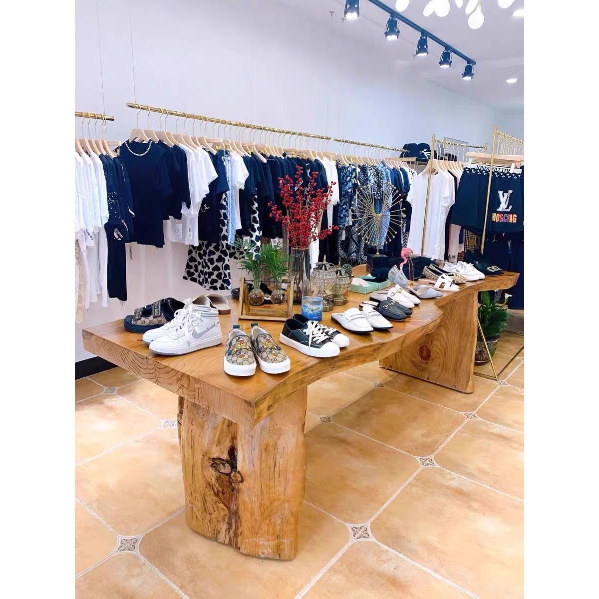 服装店柜台摆放在中间实木岛展示台原木橱窗儿童服装和妇女服装店