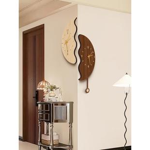 客厅转角挂钟2025新款钟表原木风高级感双面拐角挂墙创意时钟壁灯