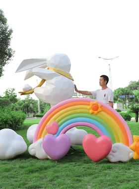 户外几何抽象卡通兔子摆件镂空云朵彩虹雕塑小区售楼处园林装饰品
