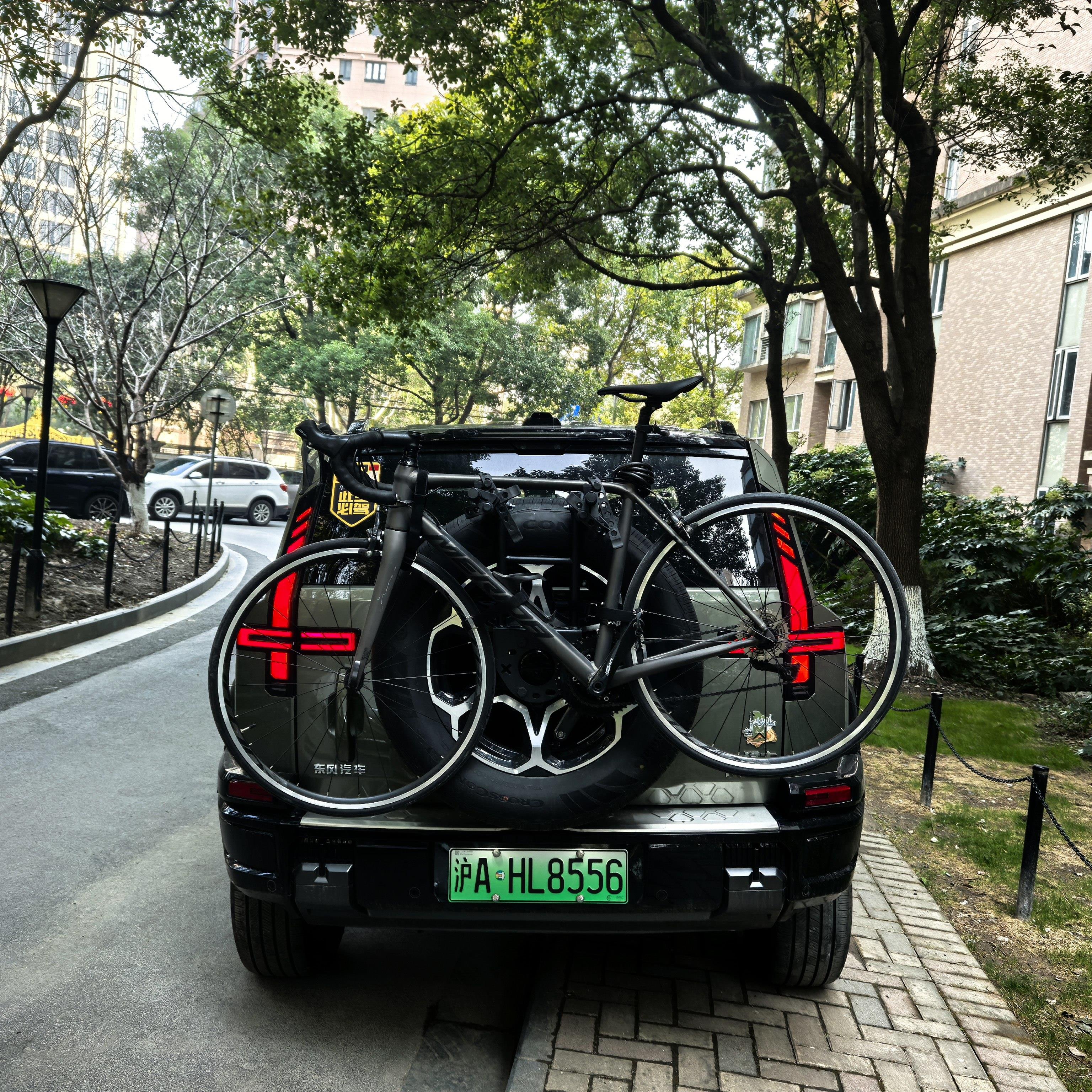 猛士817自行车挂架备胎自行车挂架，无损安装可折叠不挡牌照倒影