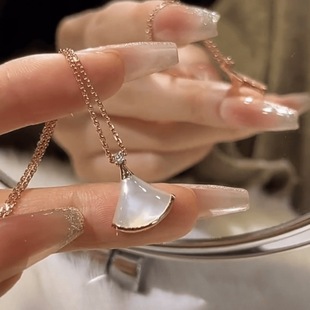 S925纯银扇形小裙子项链女红玉髓白贝母满钻扇子彩金吊坠锁骨链26