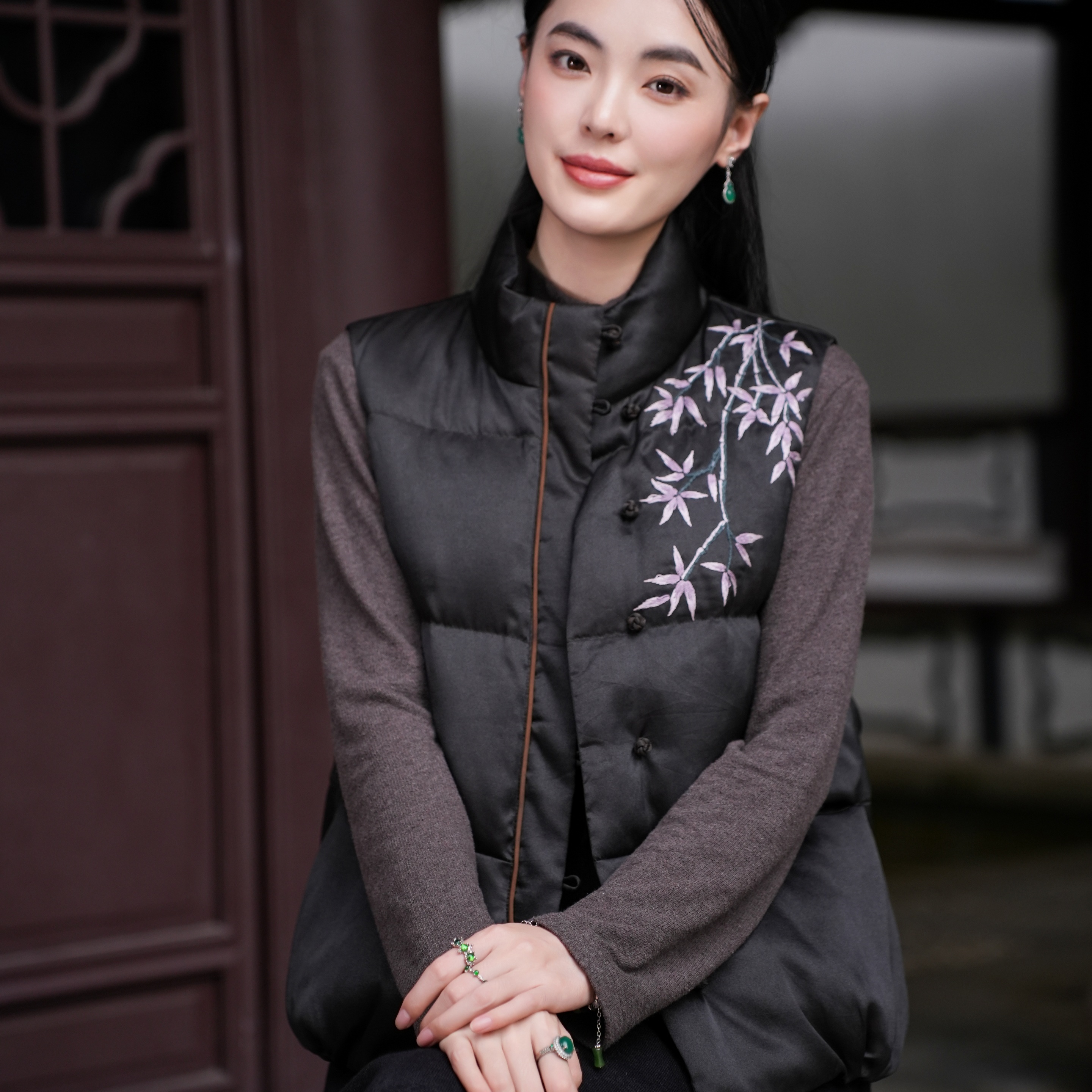 【26MM香云纱 90白鹅绒】觅萝香冬 素绉缎纯手工刺绣立领羽绒马甲