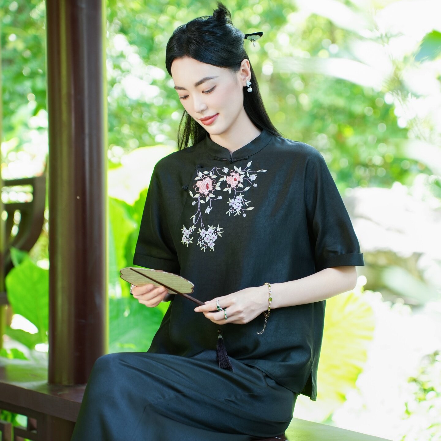 【30MM香云纱 纯手工刺绣】觅萝香新中式2026 缎面龟纹琵琶襟衬衫