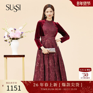 SUSSI/古色23冬商场同款新年红装正肩肌理感收腰连衣裙女