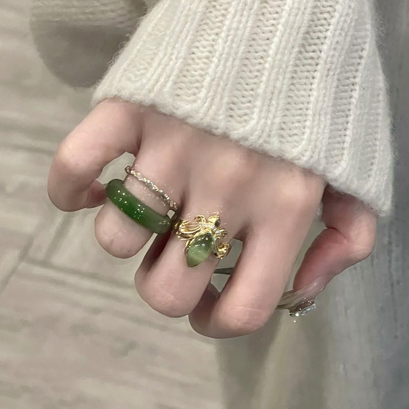 小红书爆款青翠欲滴猫眼绿莺尾花戒指20025新款复古宫廷风指环女