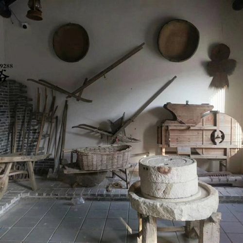 民俗怀旧老农具镰刀扁担木杈连枷木耙铁楸锄头农耕工具展示老物件