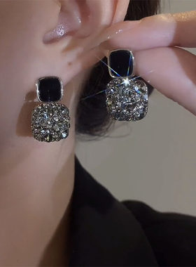黑色方形镶钻耳环独特漂亮耳钉2026新款爆款高级感耳饰巨好看耳坠