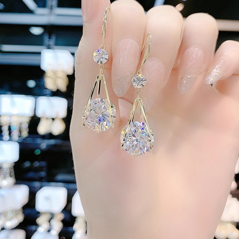高级感时尚超闪锆石水滴耳环2025新款潮气质百搭方脸修饰脸型耳饰