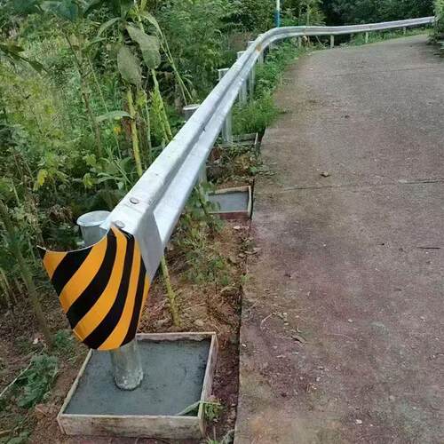 波形护栏板热镀锌双波乡村道路国道省道喷塑防撞隔离防护护栏厂家
