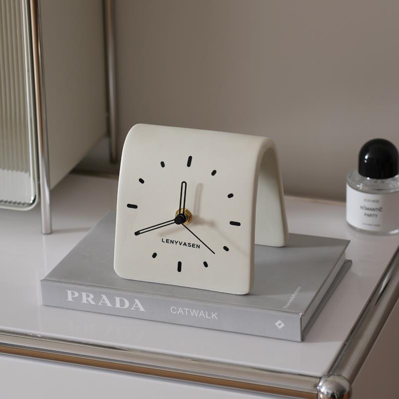 简约时尚客厅家用时钟现代创意台式座钟静音桌柜床头台面钟表摆件