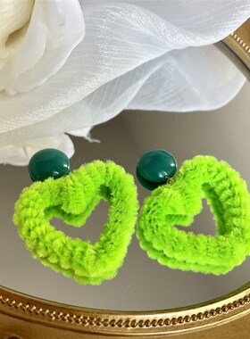 秋冬毛绒绒复古爱心耳环甜酷荧光绿撞色少女辣妹耳钉蹦迪耳夹女