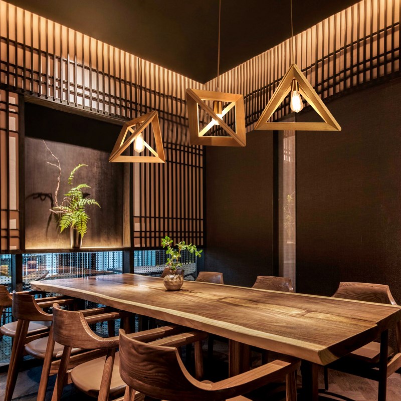 实木咖啡厅复古网咖餐厅北欧几何木框前台收木质三角形吊灯