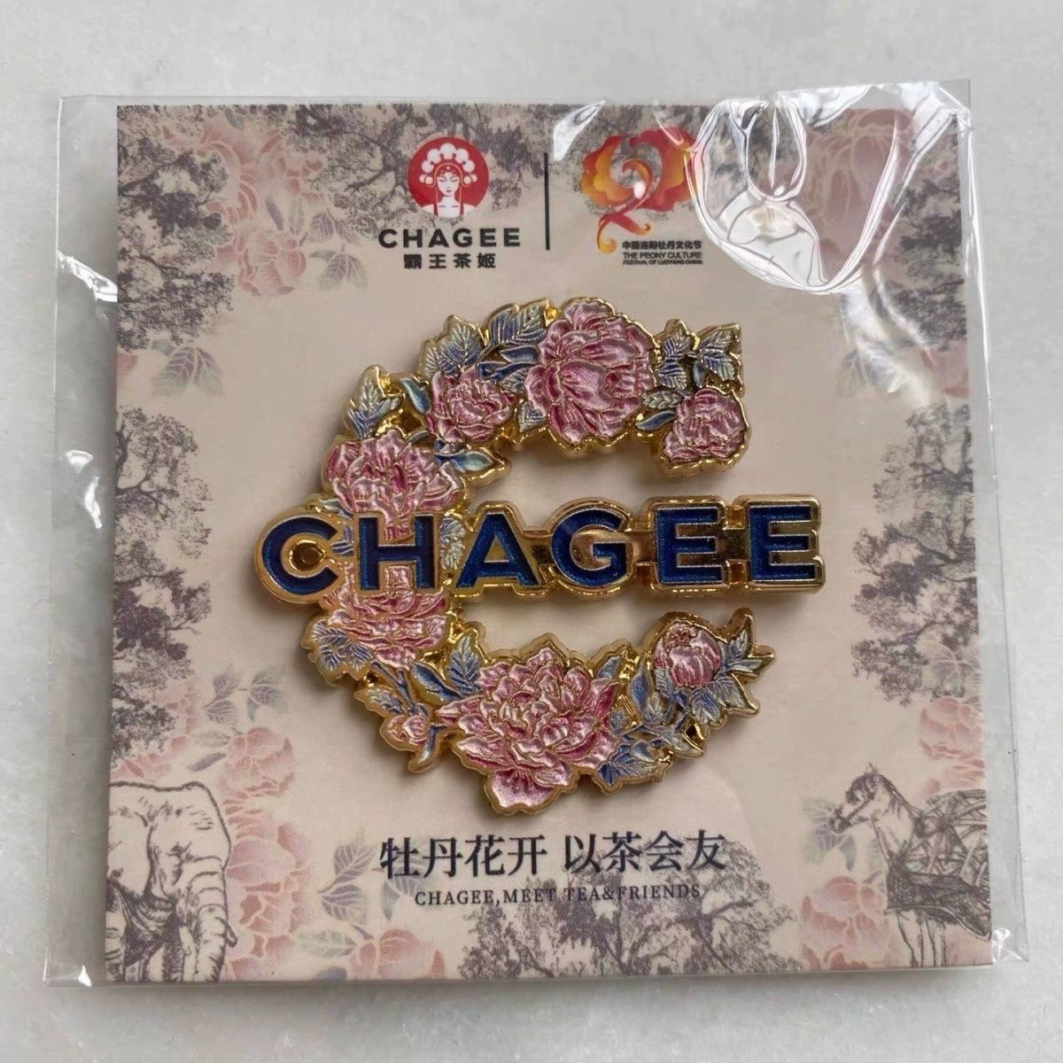 霸王茶姬河南洛阳牡丹徽章洛阳城市限定新款周边书包挂件带背卡