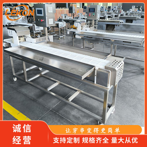商用淄博烧烤大块肉穿串机 全自动墨鱼丸穿串设备 培根穿串机器