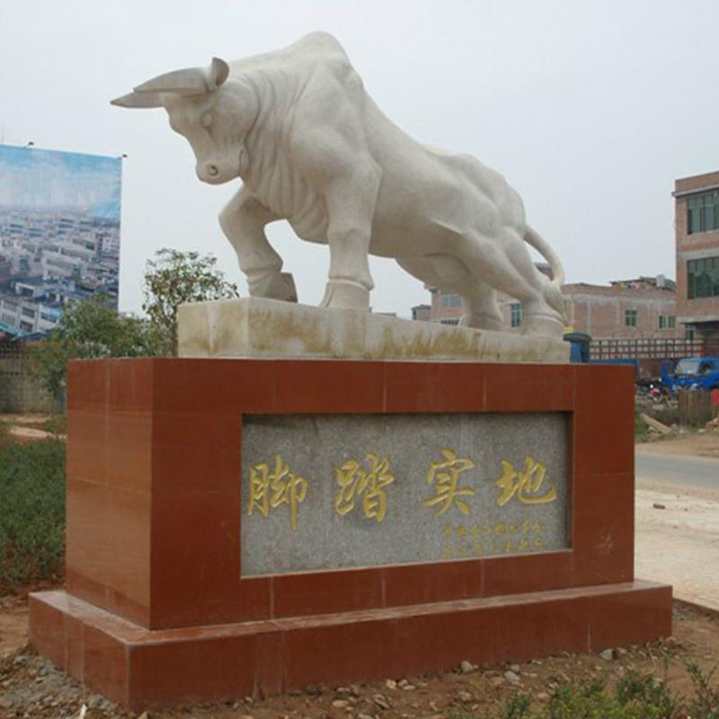 厂家直供大理石拓荒牛耕牛雕塑晚霞红华尔街牛广场摆件石雕