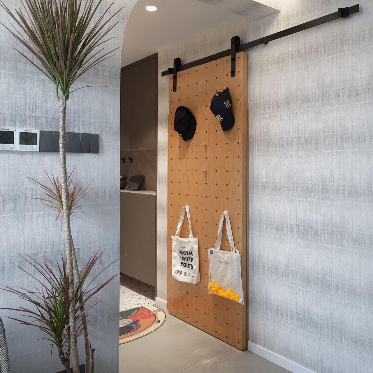 北欧洞洞板谷仓门 实木免漆推拉门 创意书架吊门