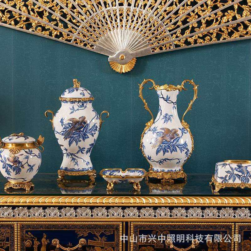 欧式古典陶瓷配铜手绘青花瓷描金花瓶客厅摆件室内软装镶铜工艺品