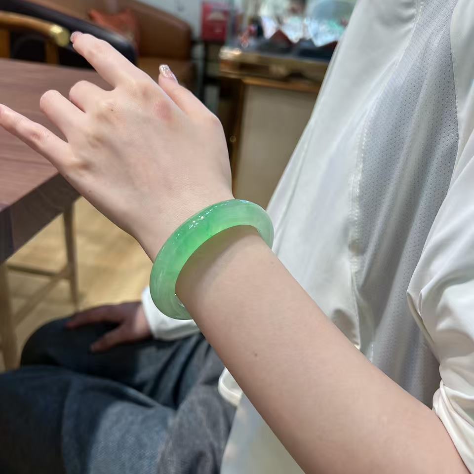 玉长情【绿枝系列】翡翠玉手镯子