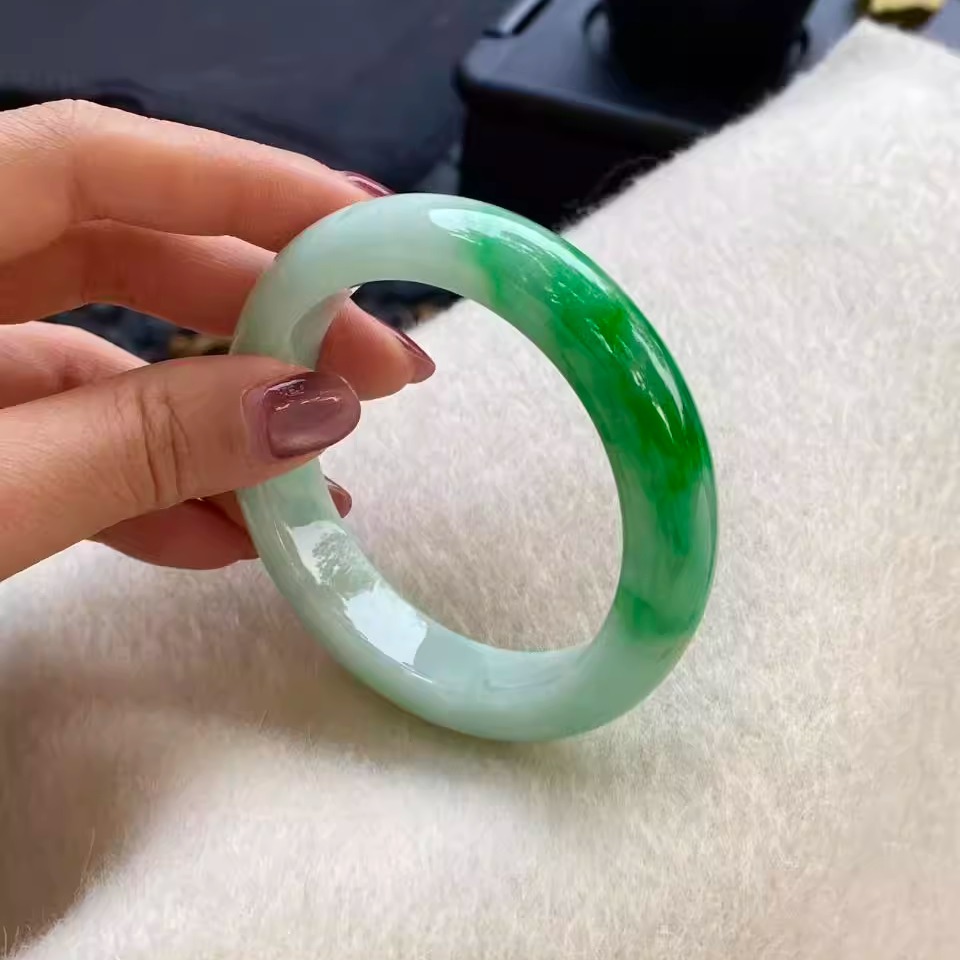 玉长情【山青系列】高端缅甸翡翠冰种飘花玉手镯子白底青阳绿处理