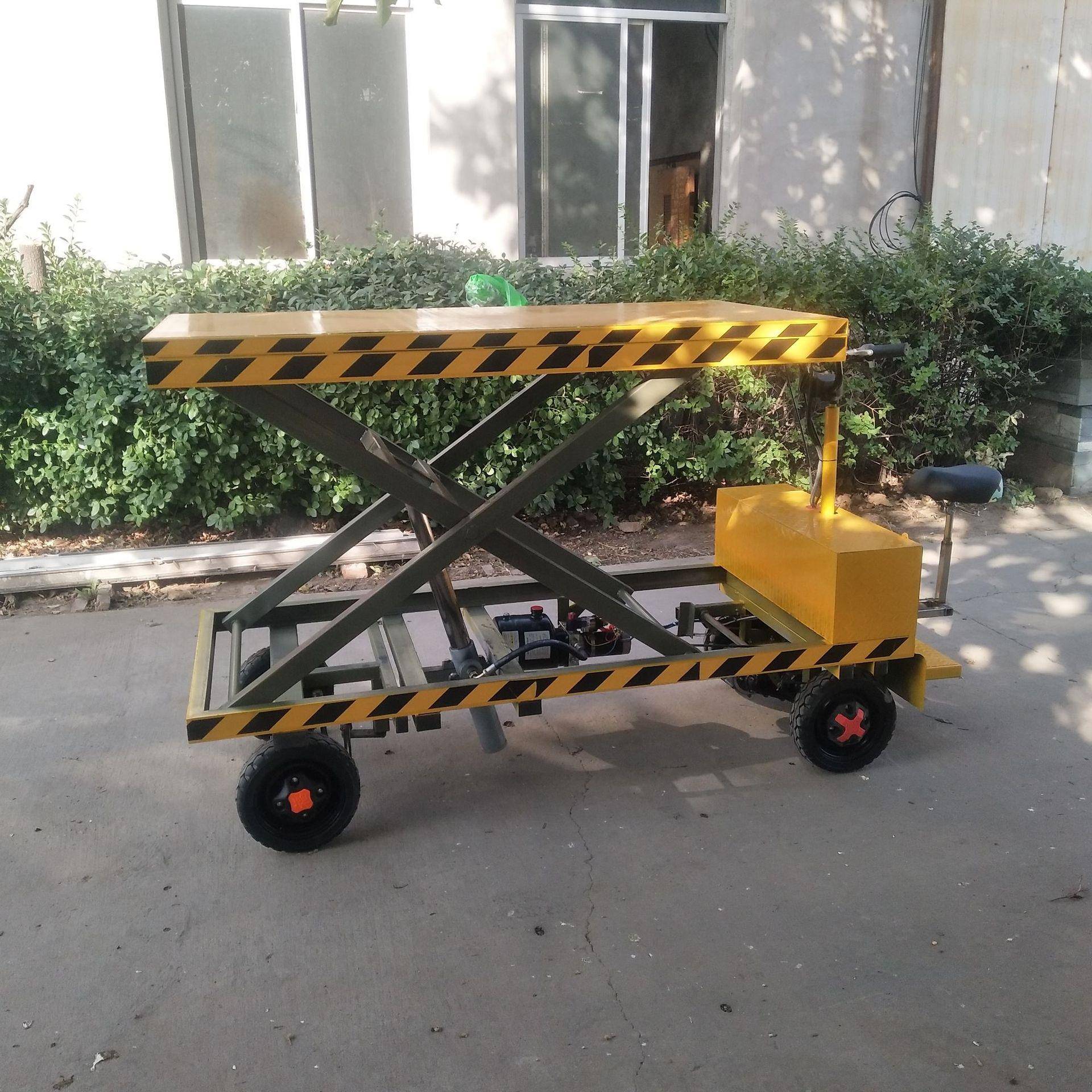 液压升降机电动拉货车运输车脚踏式电动平板拉货车电动平板车