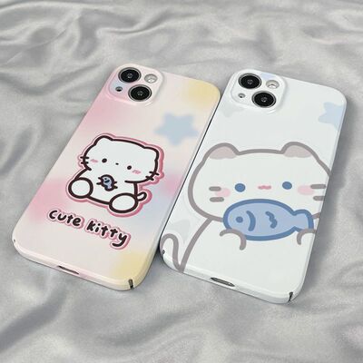 适用红米K90MAX可爱适用iPhone13苹果17菲林手机壳14plus硬16promax情侣摸鱼小猫卡通适用VIVOIQOO15荣耀x80i