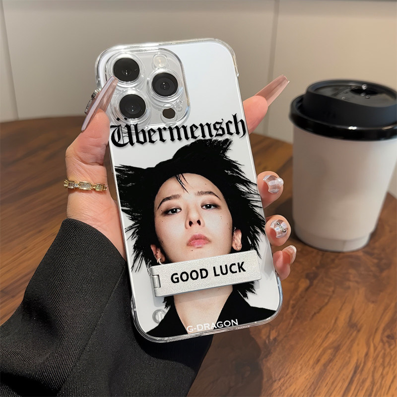 权志龙GD专辑15超薄苹果14ProMax手机壳带支架MATE70适用iPhone13高级感S20无边框NOVA12硬16Plus透明K80创意