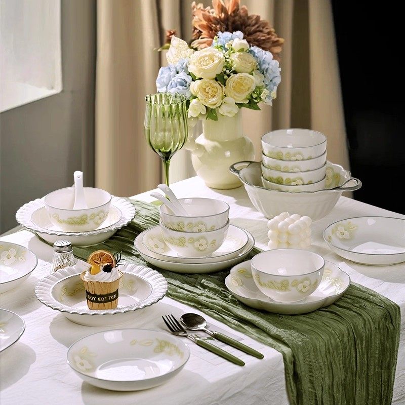 2025碗碟套装家用高颜值餐具套装釉下彩轻奢风陶瓷碗盘筷高级感