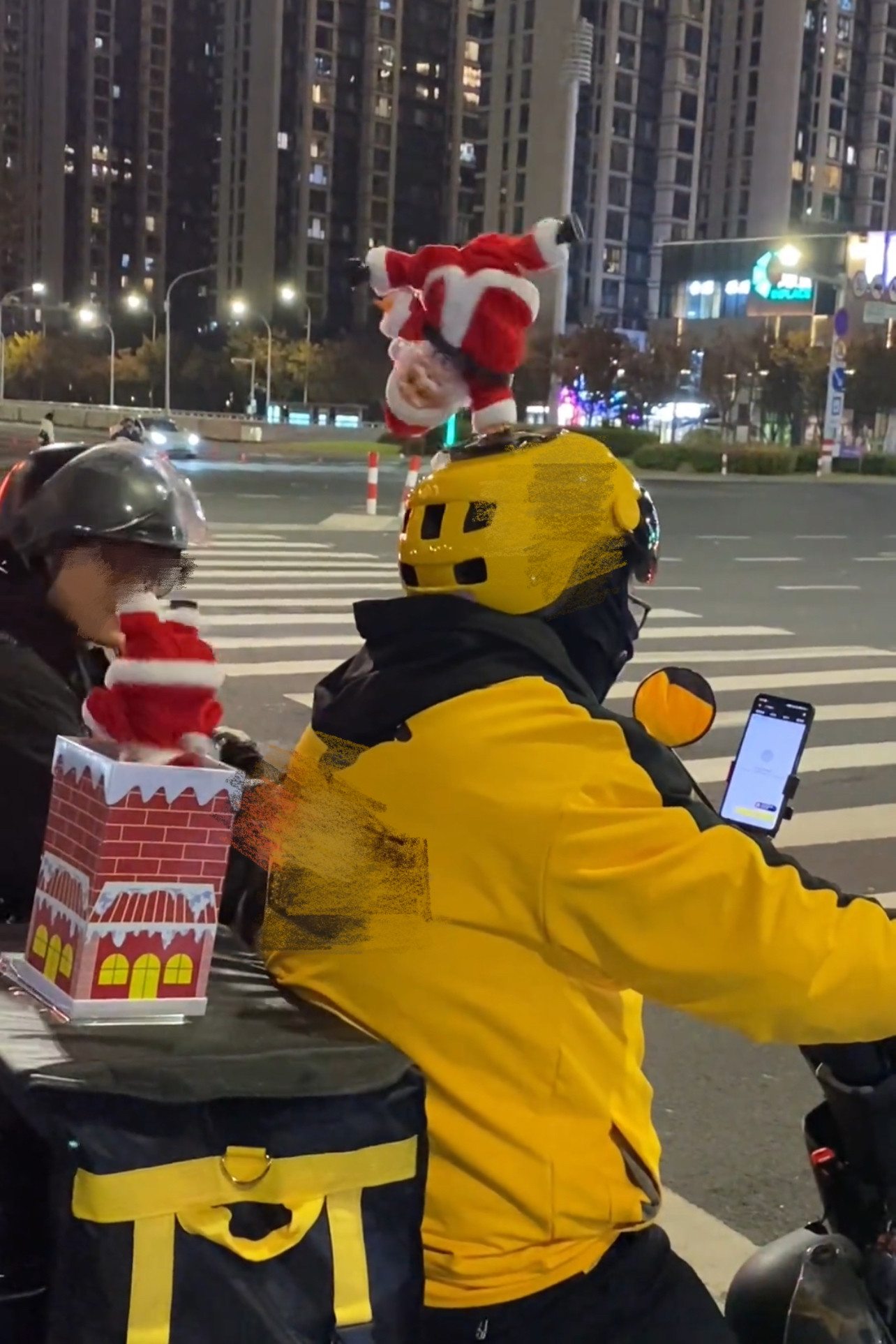 节日氛围感车顶旋转老人倒立特技街舞新款圣诞老人玩具摆爱车装饰