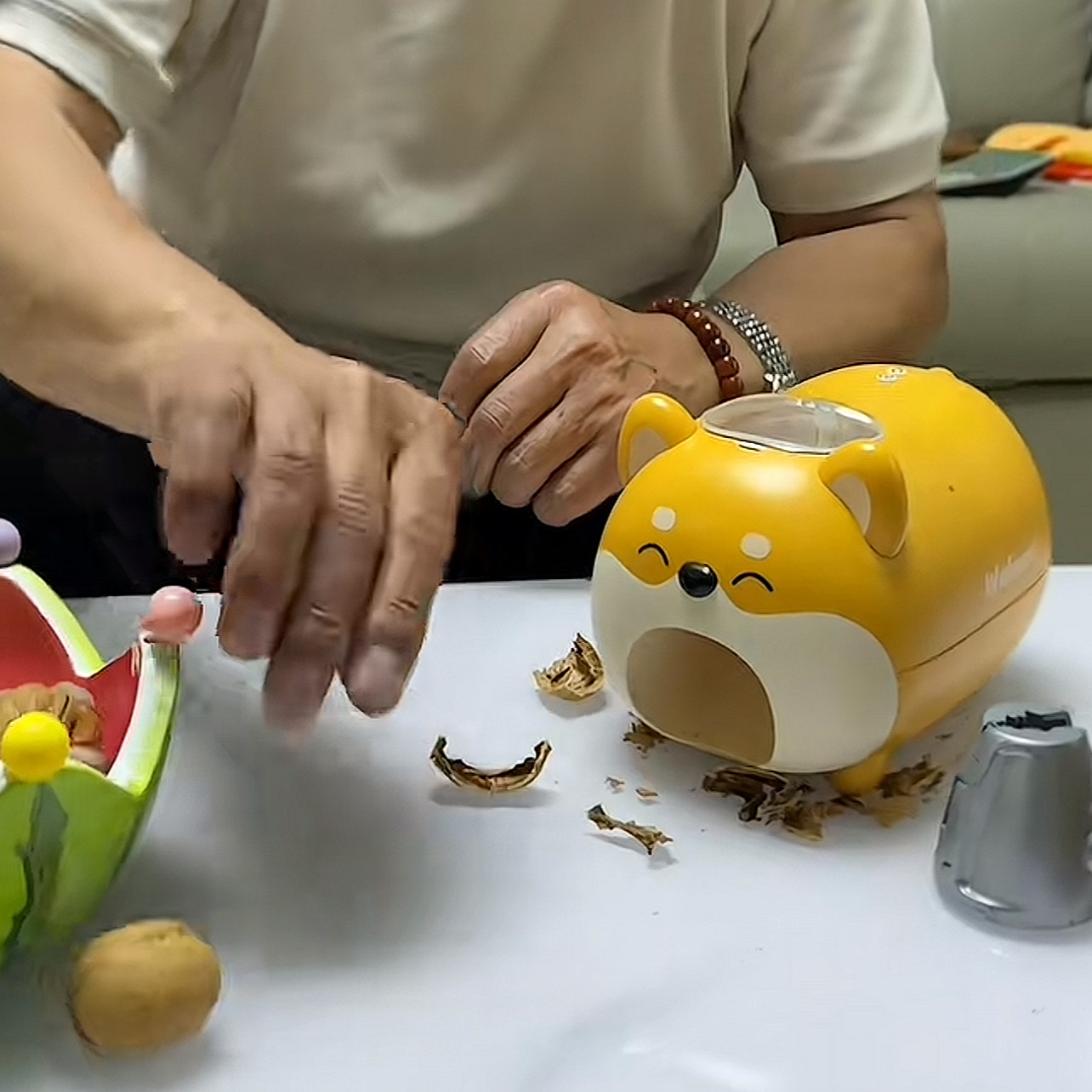 剥壳器省力剥山核桃神器多功能自动款小动物可爱电动开壳机