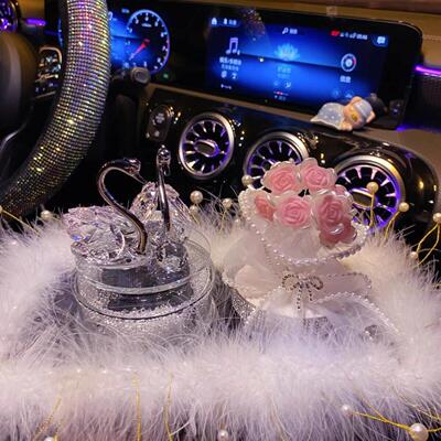 太阳能旋转水晶天鹅汽车香水摆件车载香薰可爱女神款车内装饰饰品